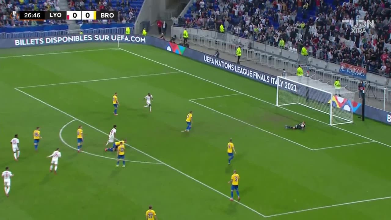 ¡CERCA! Lucas Paquetá disparó que se estrella en el poste.