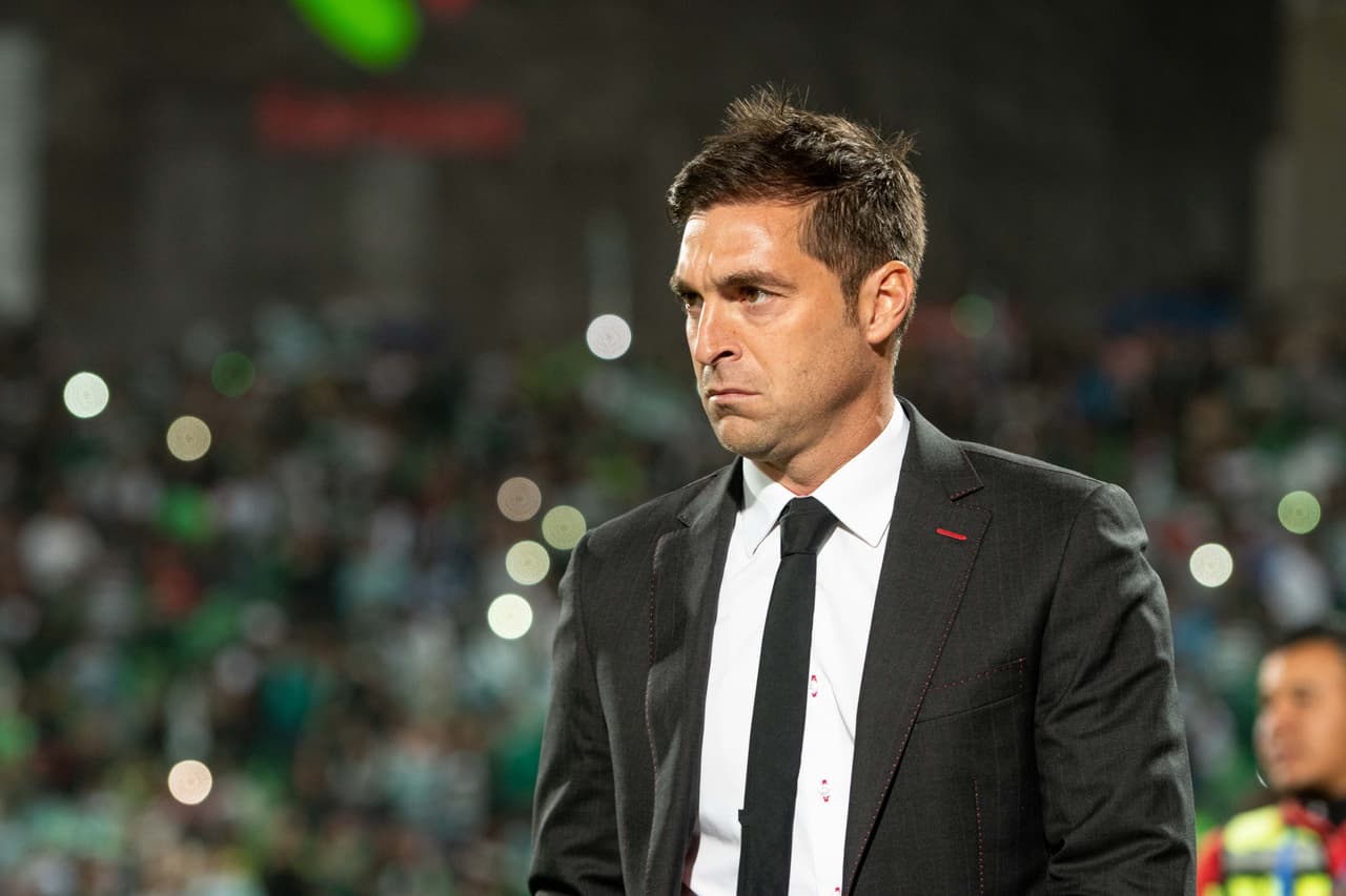 Diego Alonso se mantuvo concentrado gran parte del partido y palnteó un juego defensivamente ordenado.