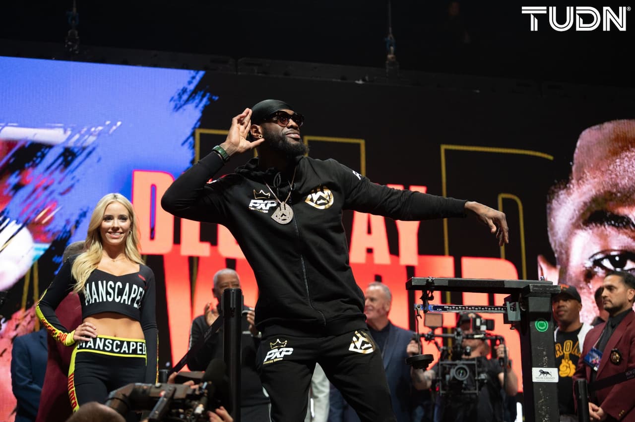 Tyson Fury (273 libras) y Deontay Wilder (231) protagonizaron un pesaje inusual al no poder realizar el tradicional cara a cara.