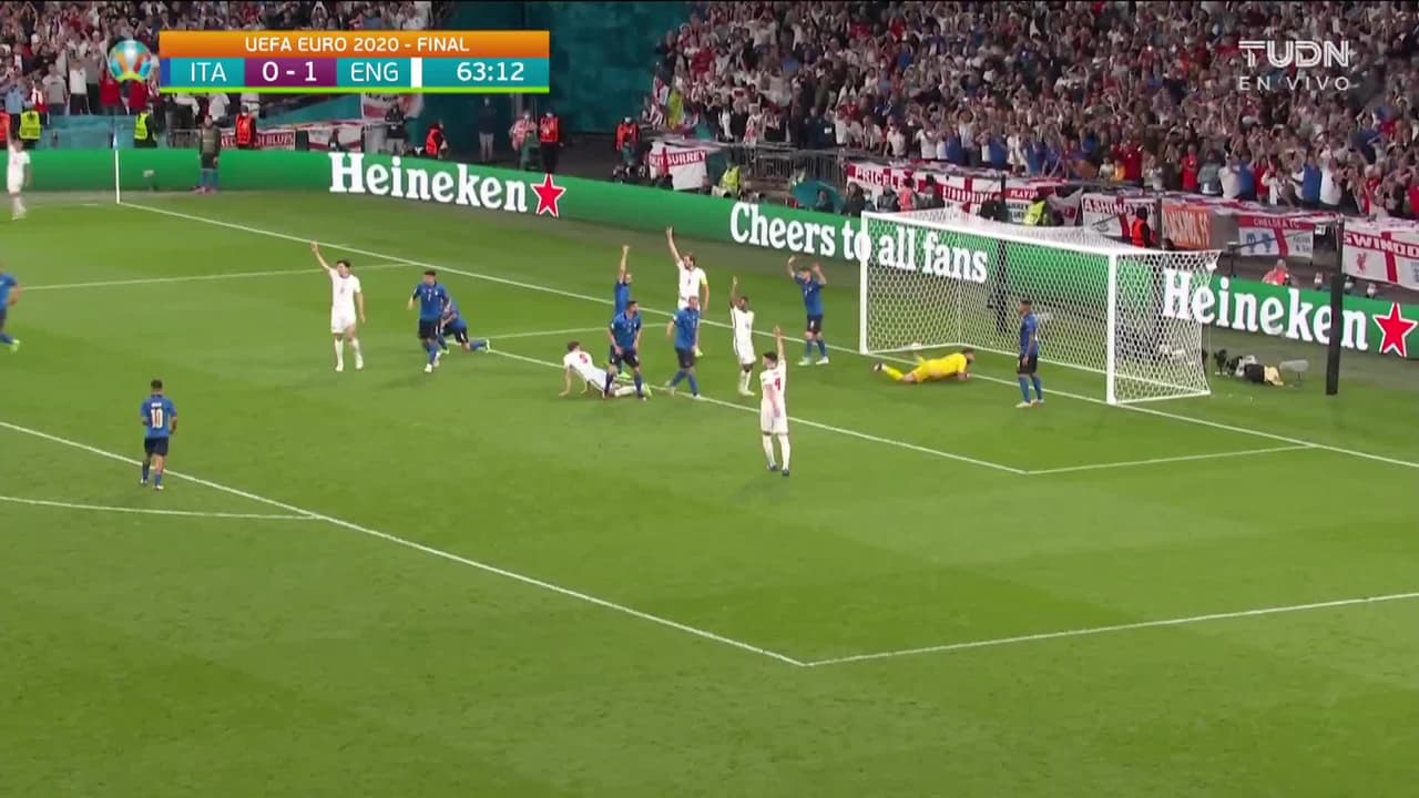 ¡TIRO ATAJADO! disparo por John Stones.