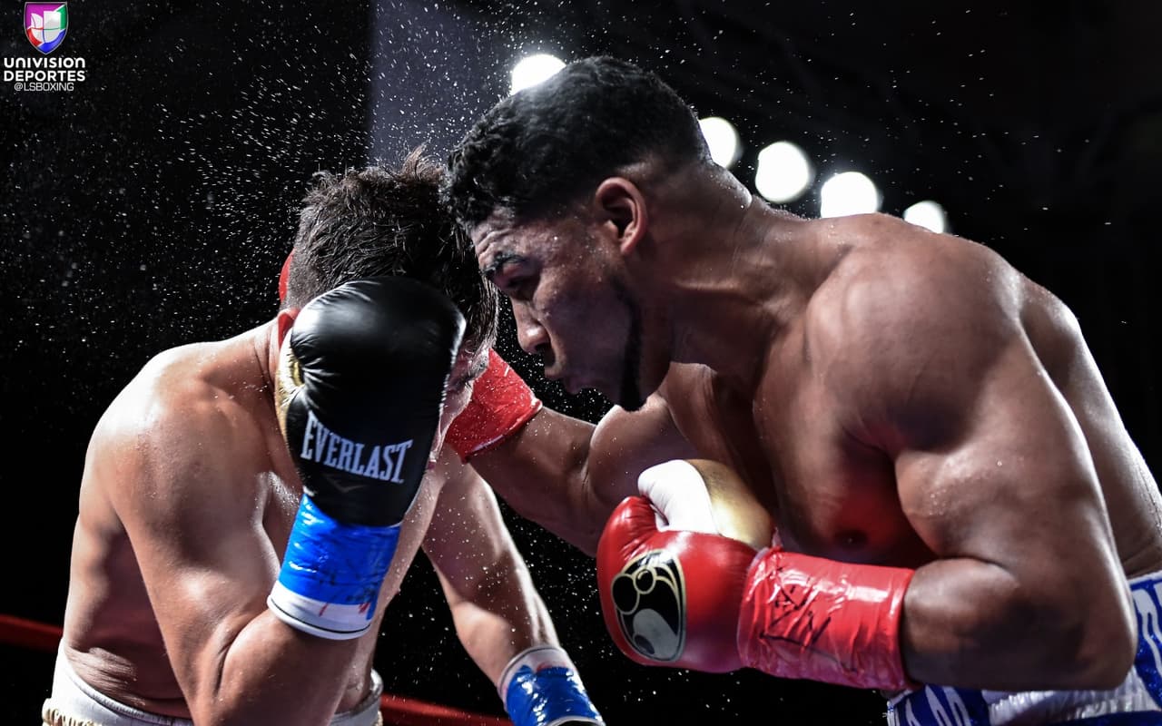 Yuriorkis 'El Ciclón de Guantánamo' Gamboa derrotó por decisión unánime al mexicano Miguel 'Barreterito' Beltrán Jr., a pesar de haber tocado la lona al final del primer round.