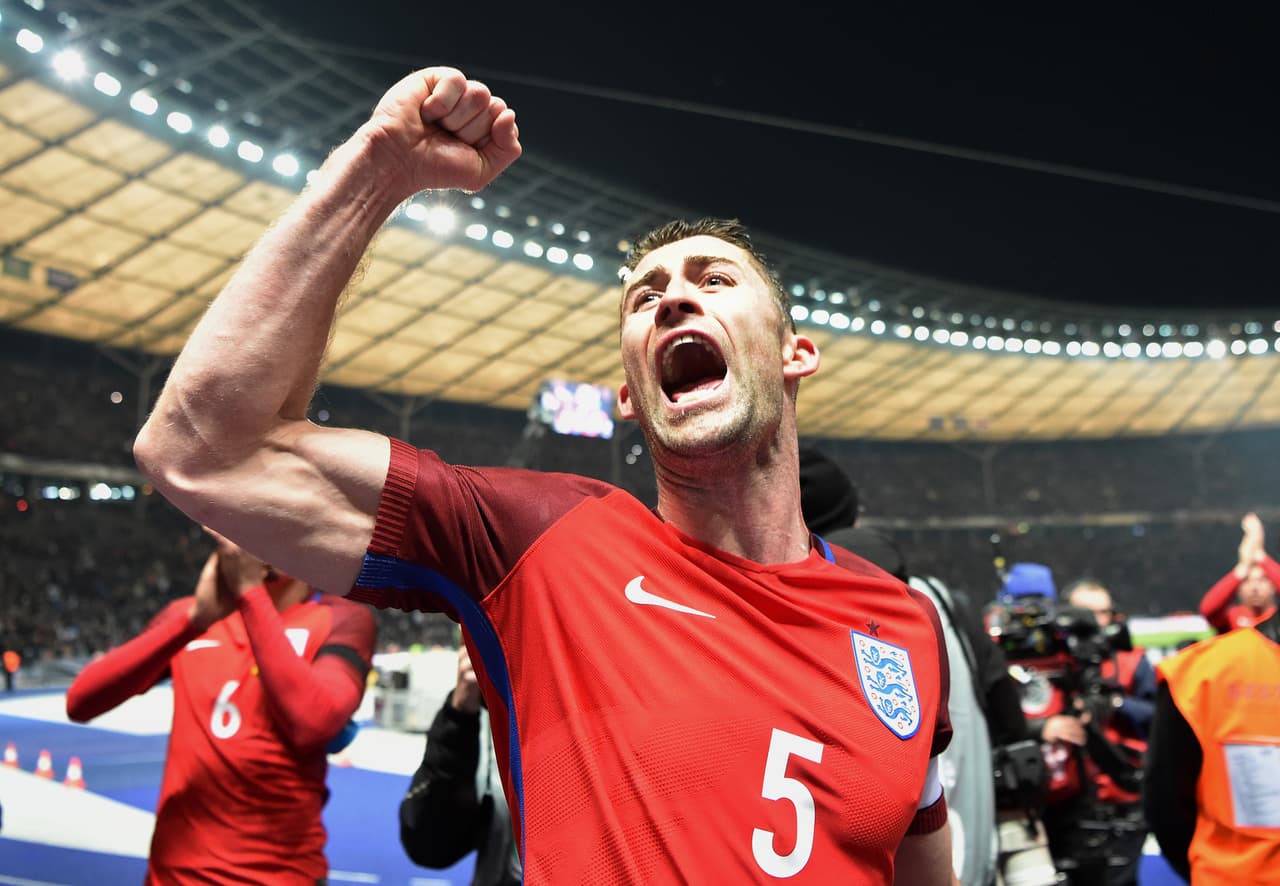 El equipo dirigido por Roy Hodgson había perdonado un par de ocasiones claras hasta que en el tiempo de compensación el defensa del Tottenham Eric Dier batió a Manuel Neuer y le dio la victoria a Inglaterra que celebró a lo grande su triunfo en el clásico y sobre el campeón del mundo en Alemania.