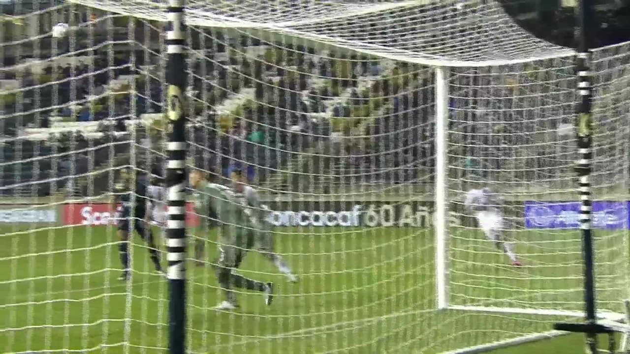 ¡TIRO ATAJADO! disparo por Jamiro Monteiro.