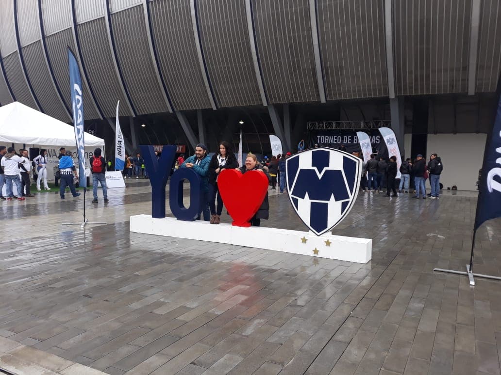 Antes del partido un buen recuerdo de Rayados y el inmueble donde juegan como locales.