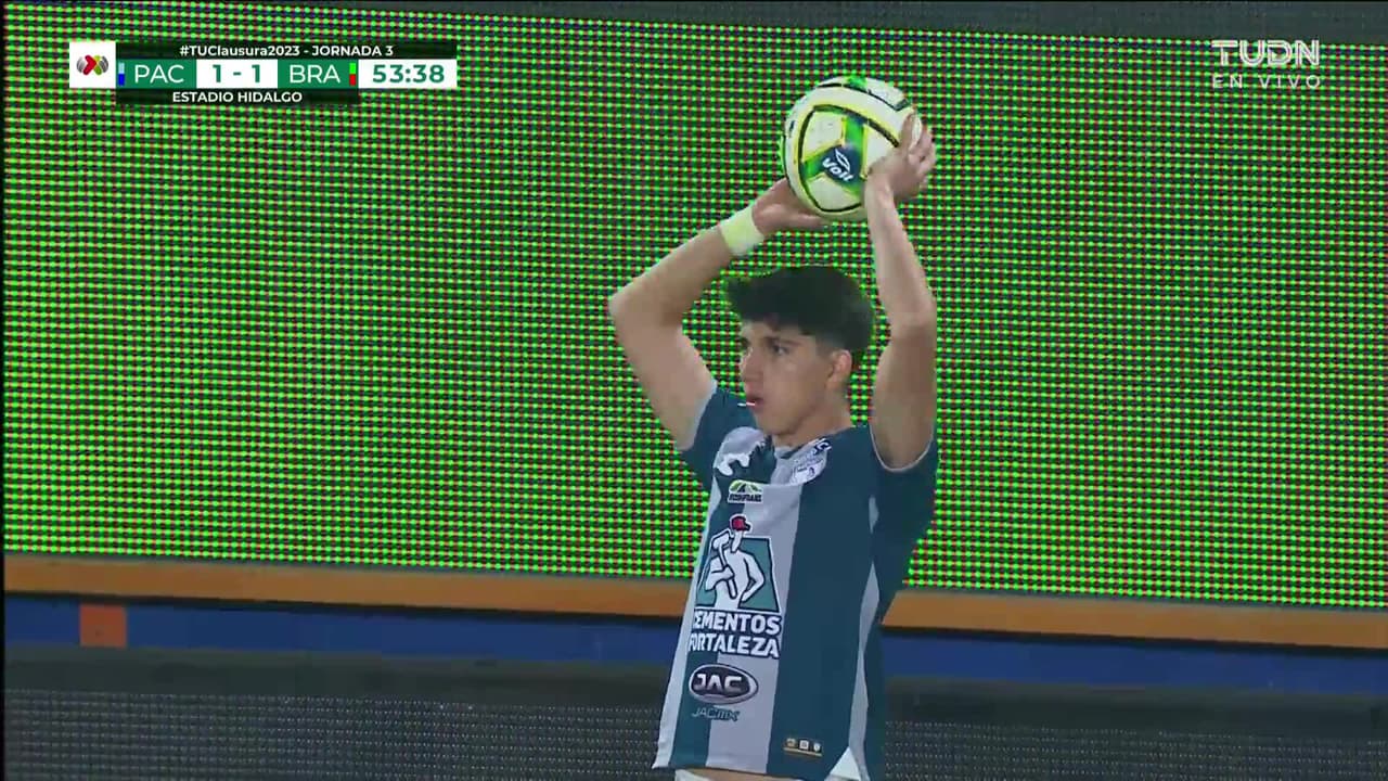 ¡TIRO ATAJADO! disparo por Mauricio Isais.