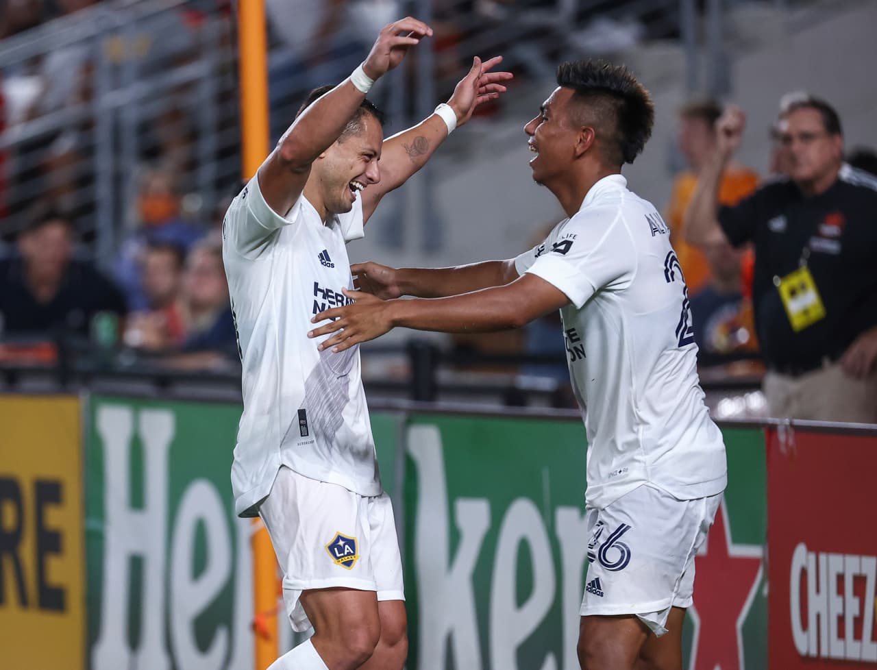 Chicharito Hernández y Efraín Álvarez celebran la victoria de LA Galaxy ante Houston Dynamo FC.