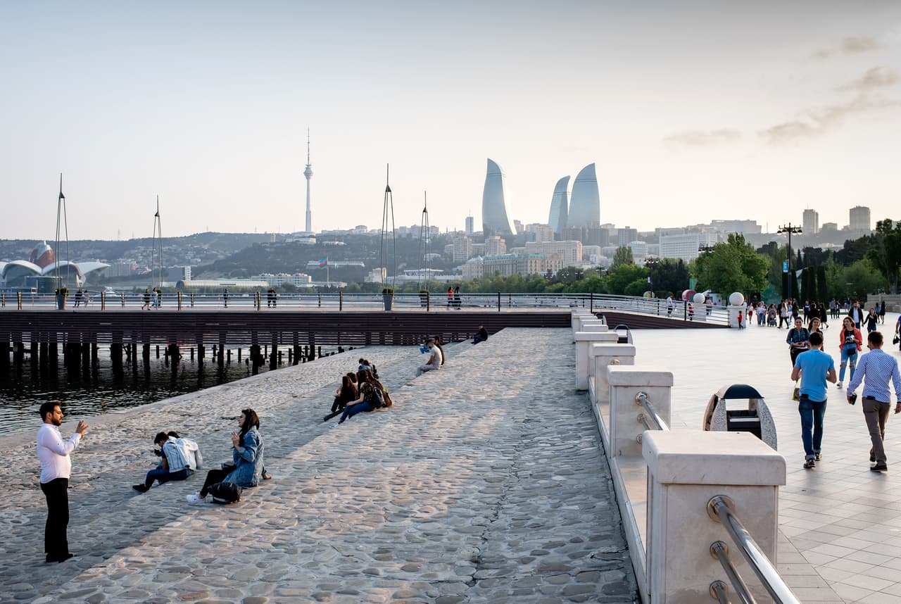 Bakú será la sede de la Final de la Europa League entre Chelsea y Arsenal. La capital de Azerbaiyán, que recibirá el duelo del miércoles 29 de mayo, ofrece espectaculares postales.