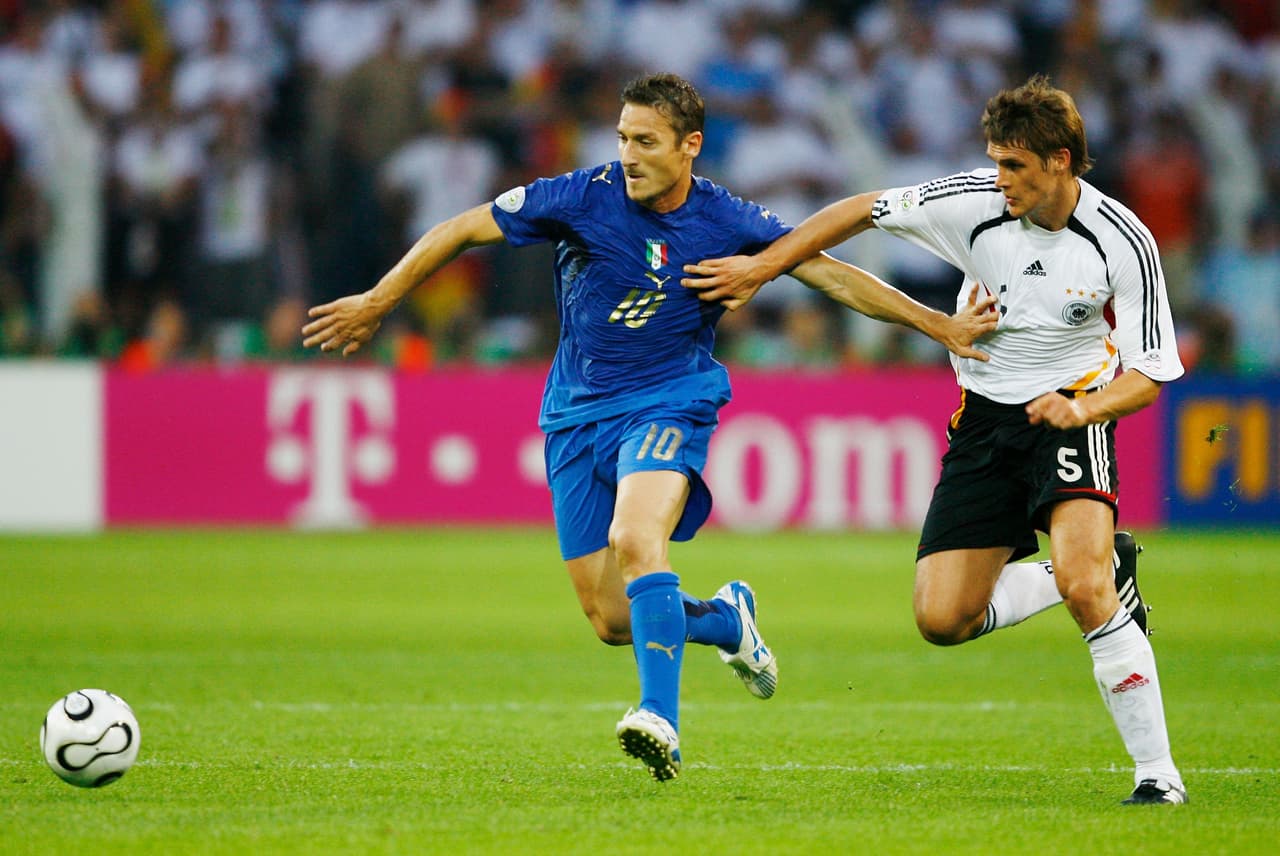 Este cotejo entre la Mannschaft y los Azzurri estaba en juego el bolteo para disputar el título Mundial.