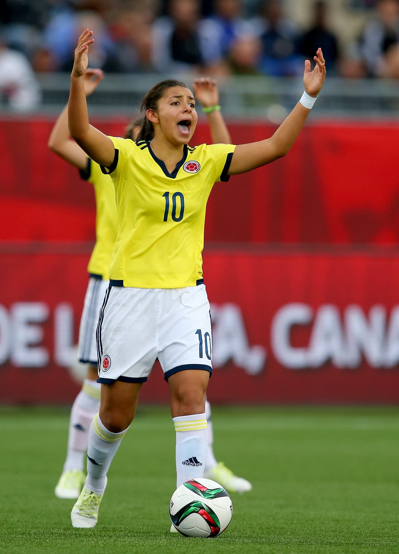 Yoreli Rincón (Colombia) - Es la abanderada del fútbol femenil en el país 'cafetero'. Lucho fuera de él por ser profesional y fue la primera colombiana en jugar la Champions League. Impulsó la reciente Liga Femenina Profesional en su país. Logró dos subcampeonatos de Copa América y formó parte del histórico equipo que llegó a octavos de final en el Mundial 2015.
