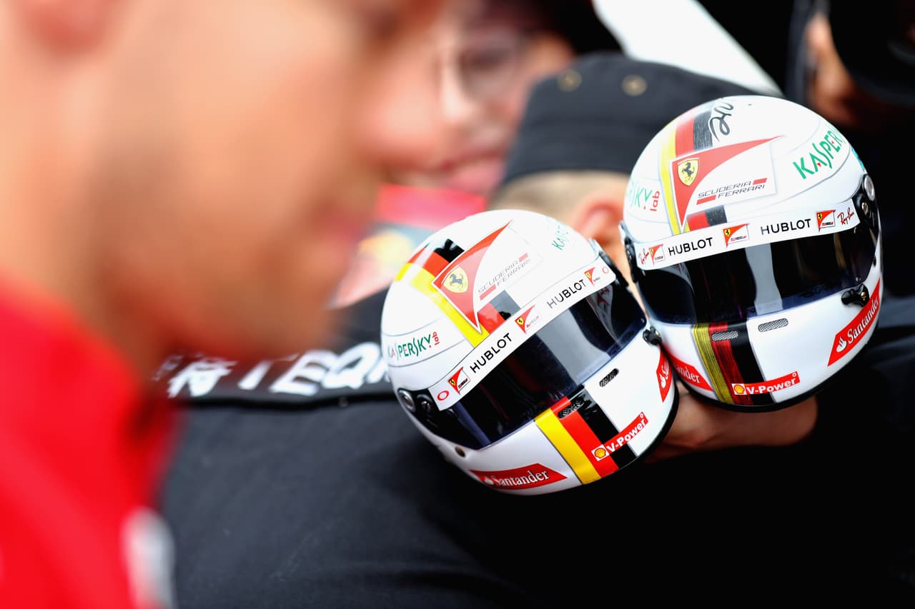 Los fanáticos asiáticos vivieron con emoción la llegada de los pilotos a la pista de Shanghai para la segunda carrera de la temporada de Fórmula 1 en el Gran Premio de China entre fotos y autógrafos.