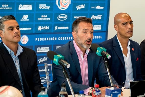 Gustavo Matosas junto al mexicano Héctor Altamirano (izquierda) y Douglas Sequeira (derecha).