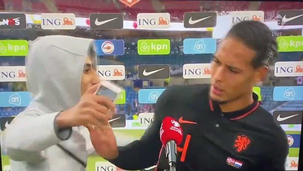 Virgil Van Dijk rechaza selfie y empuja a un aficionado
