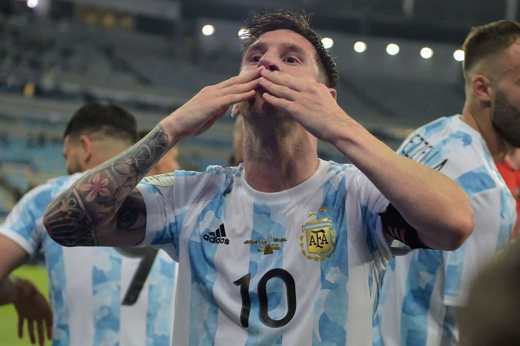 La Final de la Copa América 2021 fue ante Brasil y con un Maracaná con un 10 por ciento de la capacidad del estadio por la pandemia.
<br>Argentina ganó esa tarde 1-0 con gol de Ángel di María. Leo levantó por primera vez un trofeo importante, mayor, con la albiceleste tras amagar dejarla tiempo atrás e inició un camino plagado de triunfos.