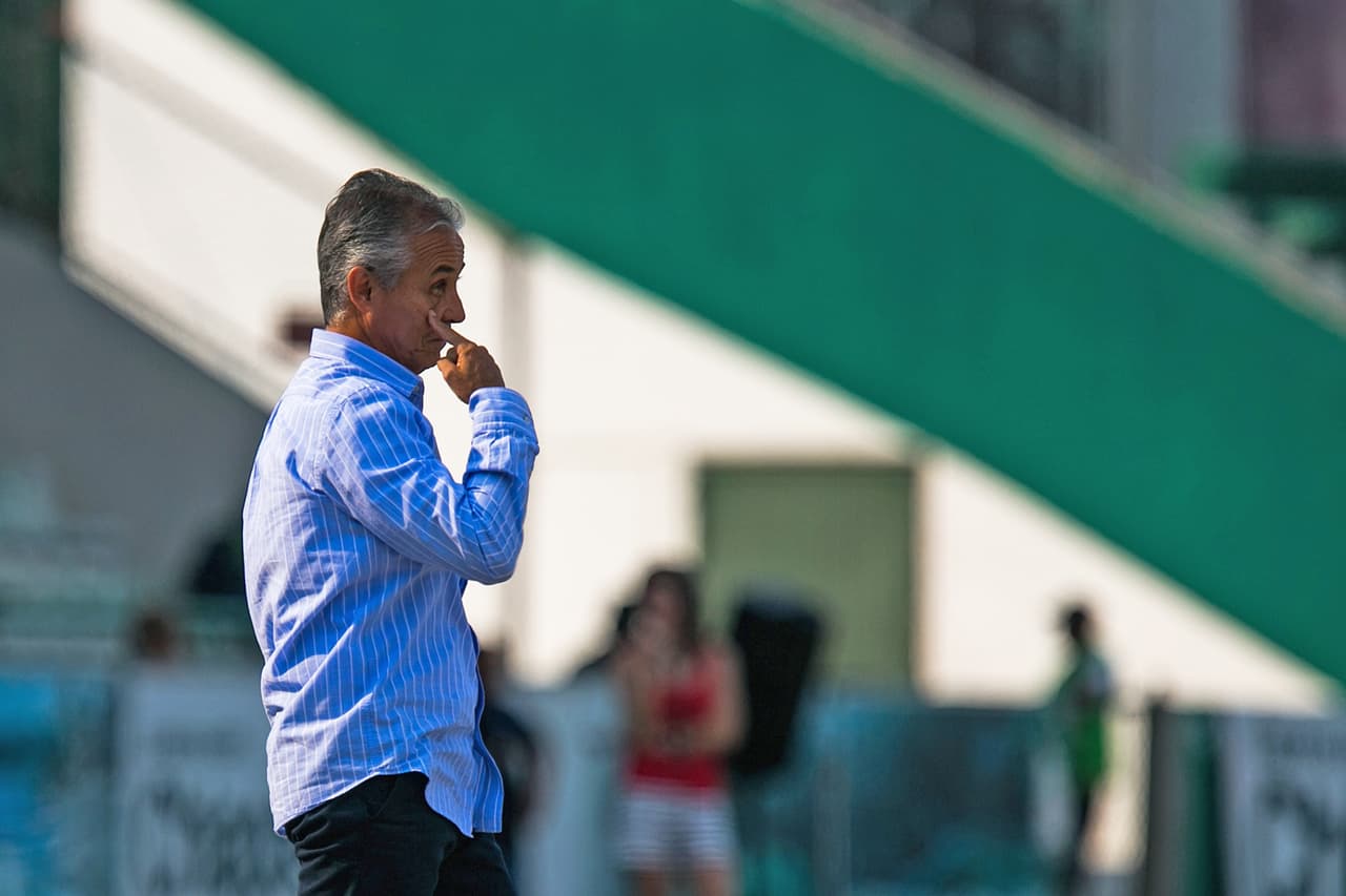 Sergio Bueno pidiendo a los suyos poner atención en defensa. La situación del equipo es apremiante y una distracción puede ser la diferencia.