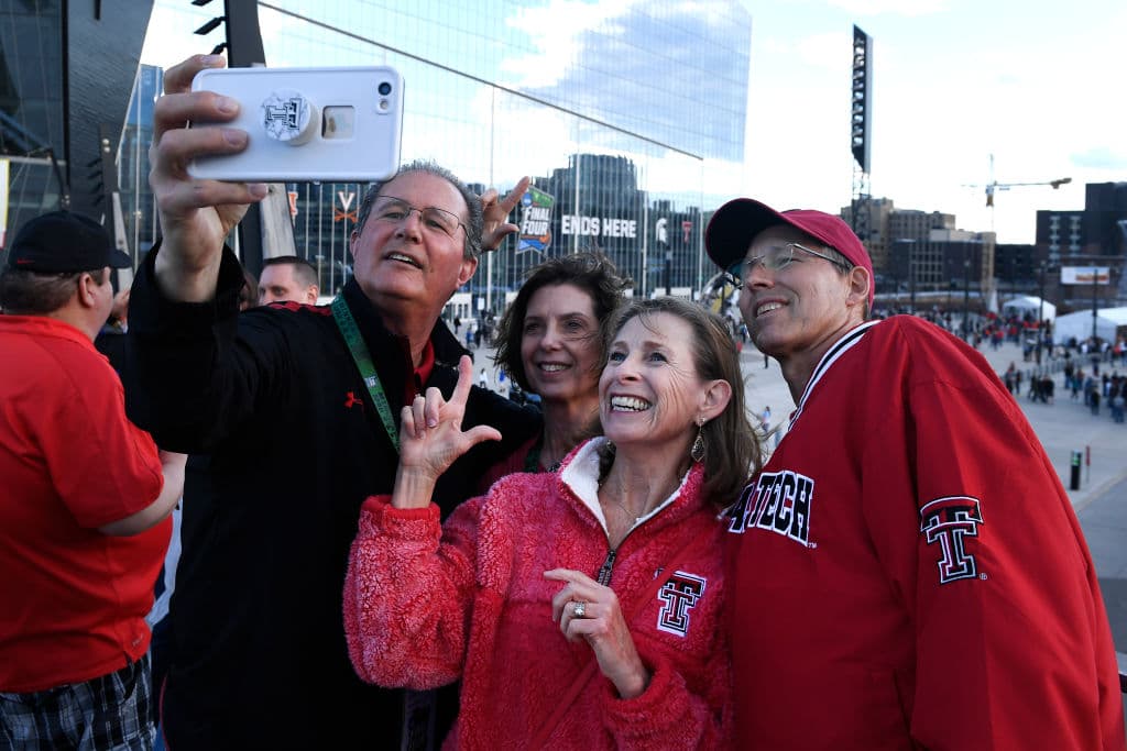 Un increíble ambiente el que se vivió dentro y fuera del US Bank Stadium previo al Juego por el Campeonato Nacional del básquetbol universitario entre los Texas Tech Red Raiders y los Virginia Cavaliers.