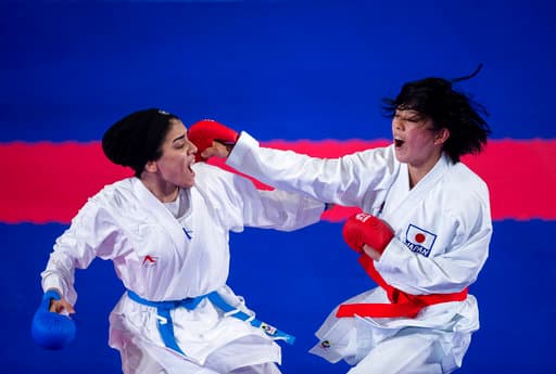 En el Pabellón Europa, en Buenos Aires, Rinka Tahata de Japón y Fatemeh Khonakdartarsi de Irán, protagonizan un combate en la ronda eliminatoria del Karate para mujeres en la categoría de 53 kg.