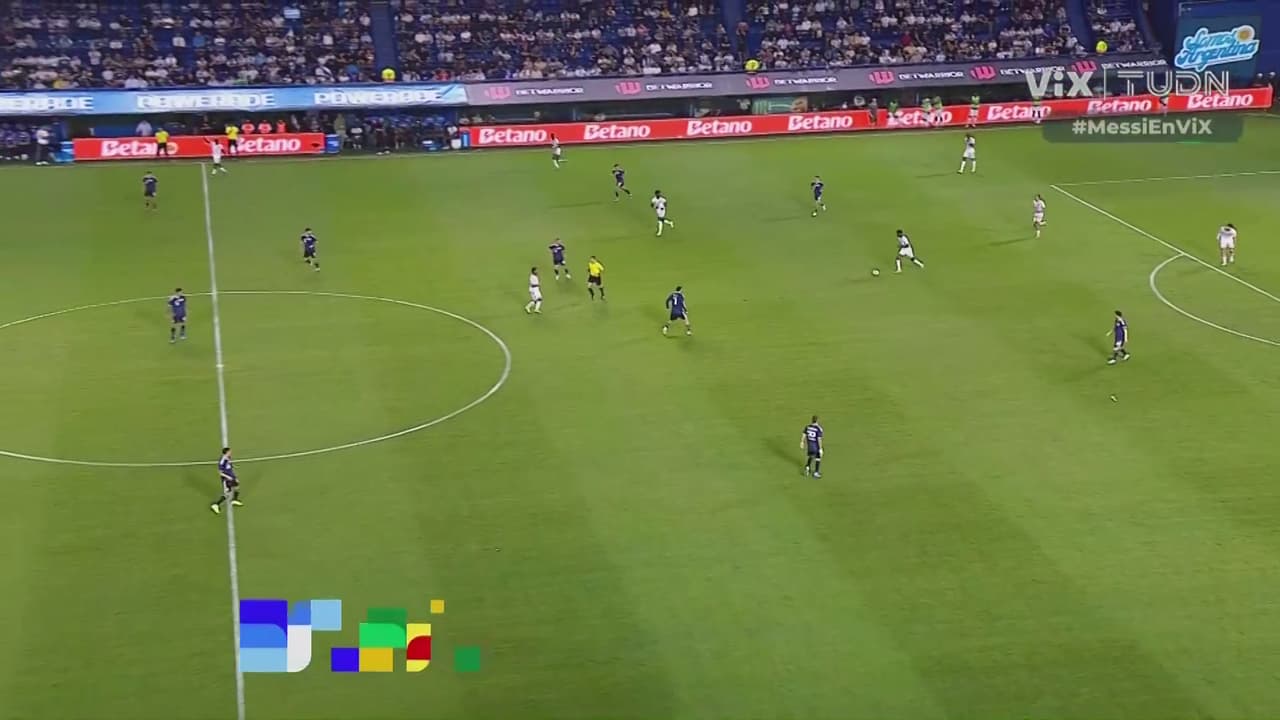 Mauritania no baja los brazos, el Dibu tiene que emplearse para atajar el potente disparo