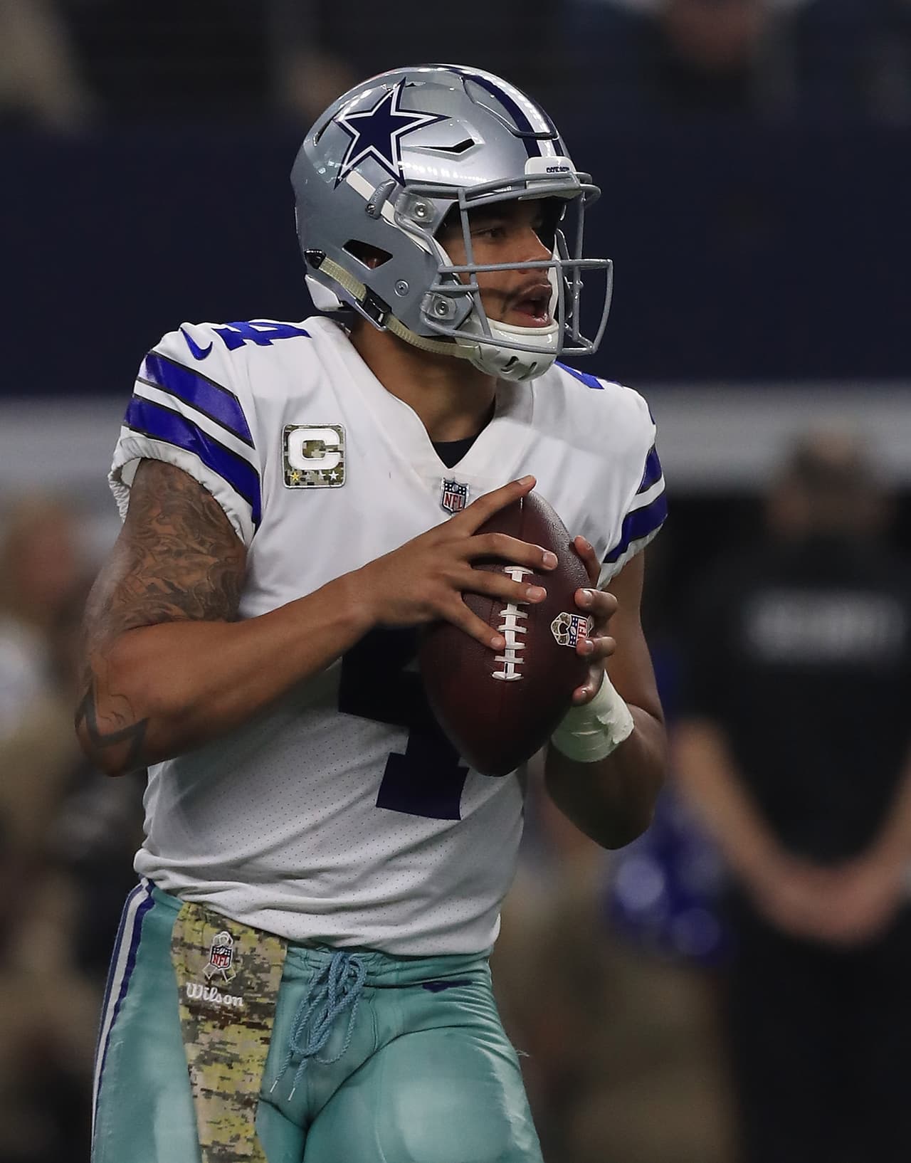 Dak Prescott, mariscal de campo de los Dallas Cowboys, ocupa la segunda posición.