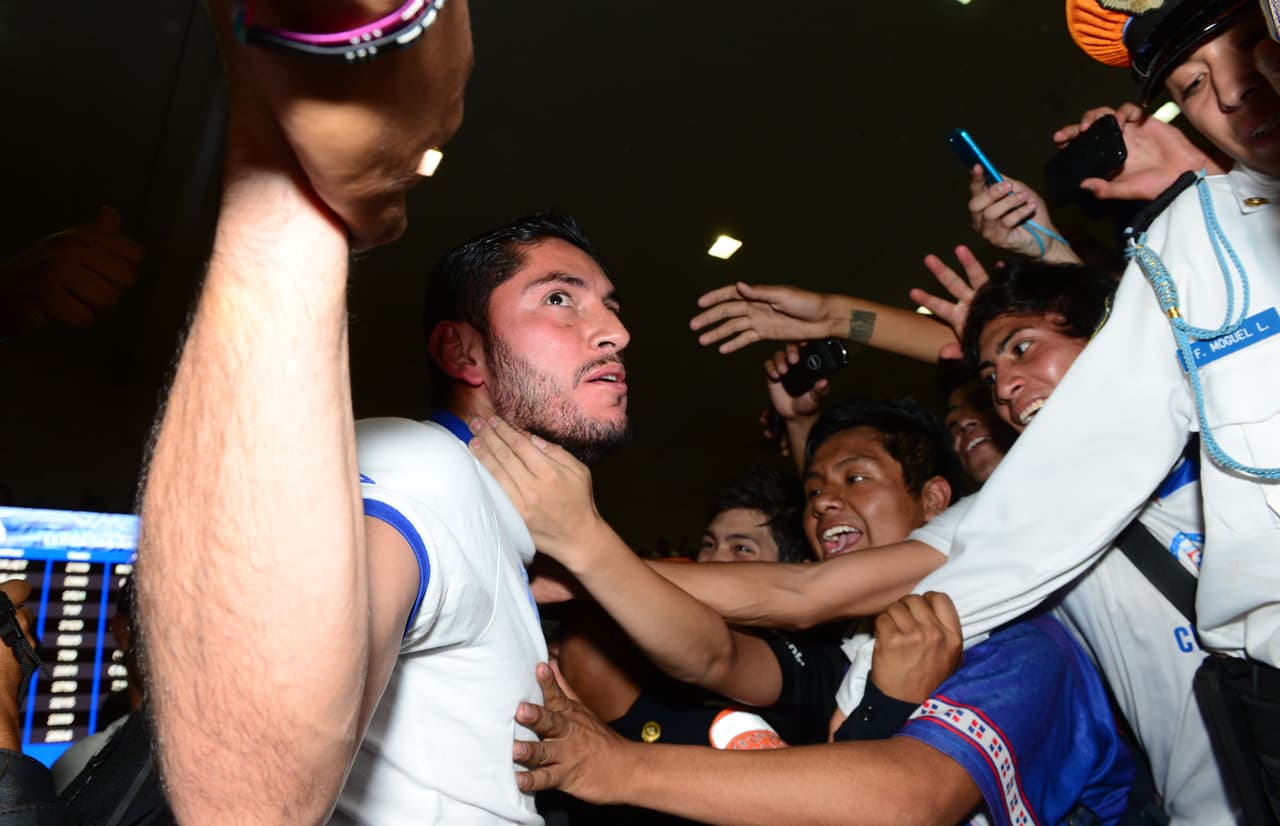 Corona se consolidó como un ídolo en el equipo azul, con el que aún tiene pendiente el título de Liga MX. Aunque fue pretendido por Chivas de Guadalajara, se mantuvo con La Máquina.