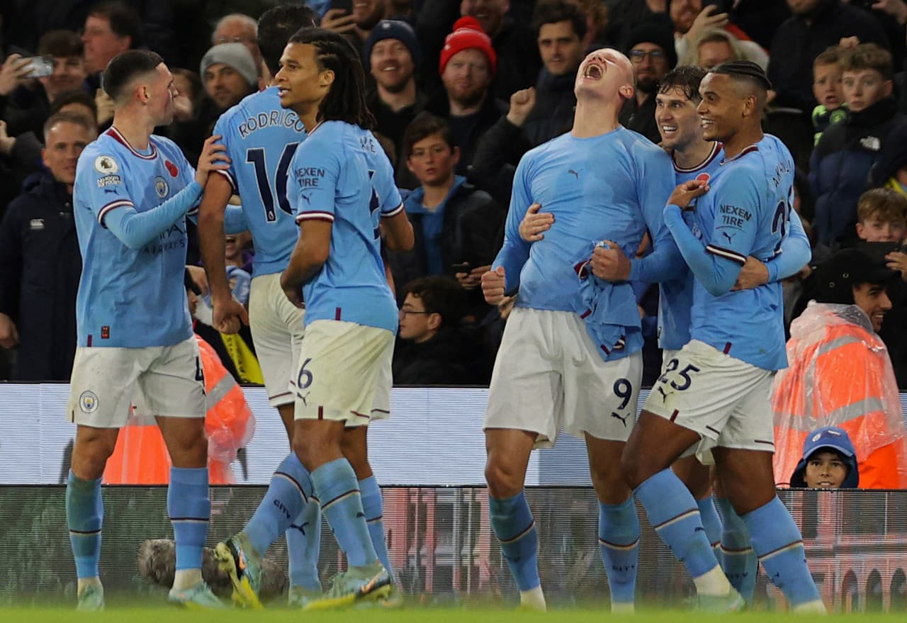 Manchester City sufrió la expulsión de Joao Cancelo (26’), pero venció 2-1 al Fulham con goles de Julián Álvarez (17’) y Erling Haaland (90+5’) en el Etihad Stadium.