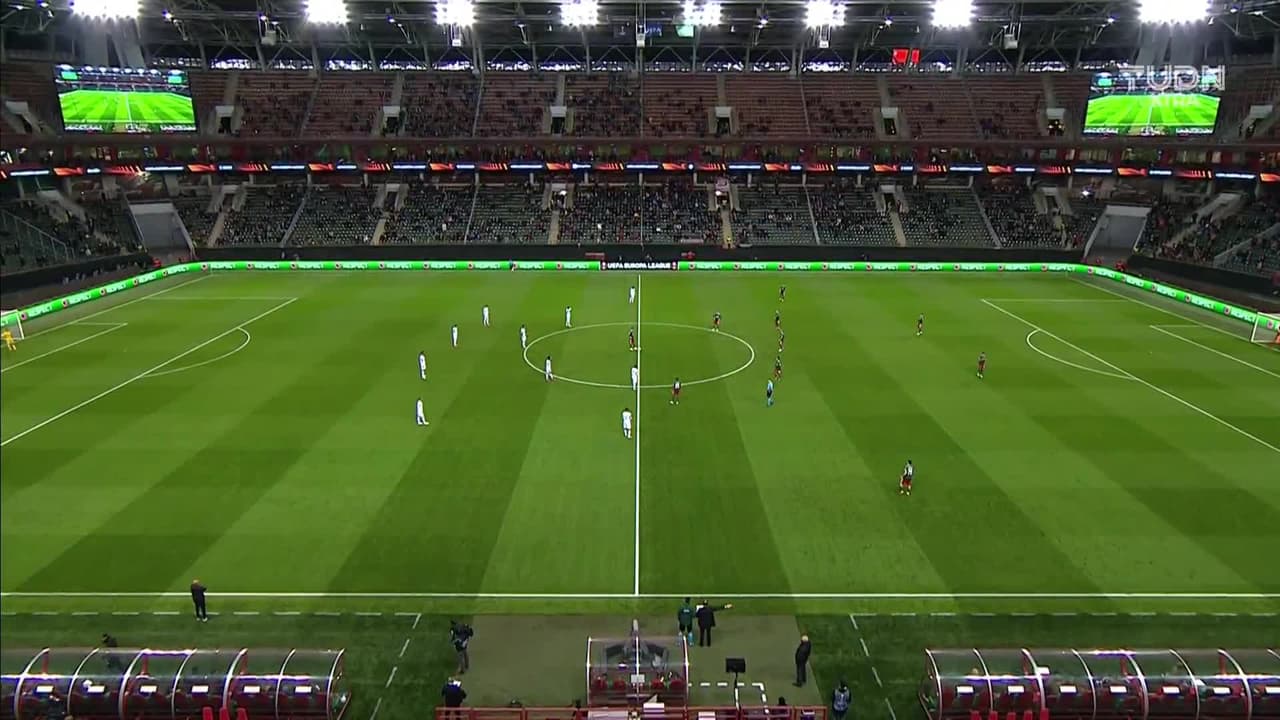 Arranca el partido y la pelota está en juego.