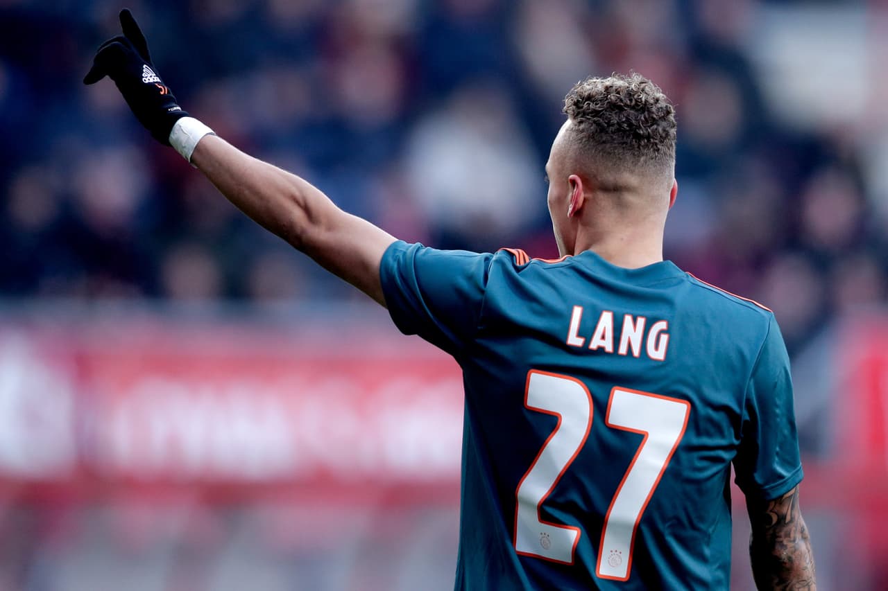 Noah Lang se estrena con titularidad en el Ajax y, con 20 años cumplidos, anota su primer hat-trick, un talento a seguir definitivamente. Twente sufre derrota 2-5 ante el Ajax y el mexicano Edson Álvarez no tuvo participación en este encuentro.