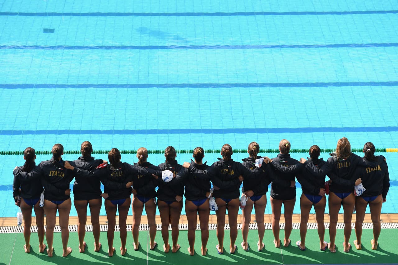 Si quieren conocer todas las espaldas del equipo femenil de waterpolo de Italia, esta es su gran oportunidad.