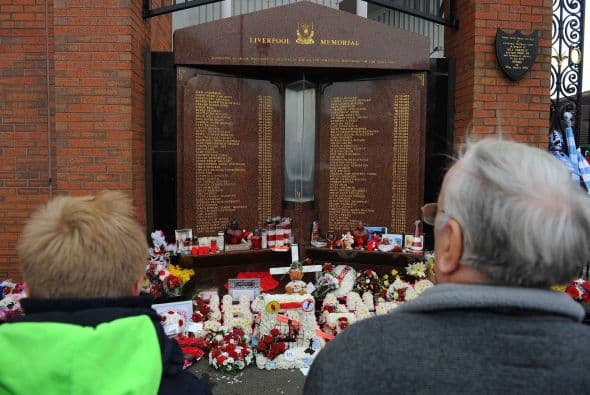 A dos días de un aniversario más de la tragedia de Hillsborough, en la que en 1989 96 personas perdieron la vida, la afición del Liverpool rindió tributo en los alrededores de Anfield.