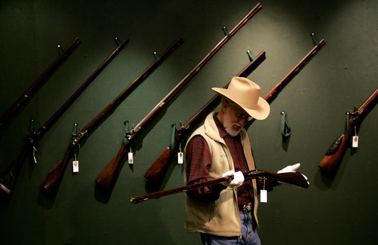 Uno de mis hobbies favoritos es disparar al plato, lo compartía con mi padre, quien me enseñó que nunca se le debe disparar a un animal.