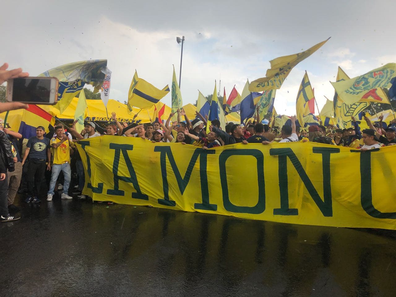 Fanáticos americanistas en las afueras del Estadio Azteca previo al partido por la segunda jornada de la Liga MX entre América y Atlas.
