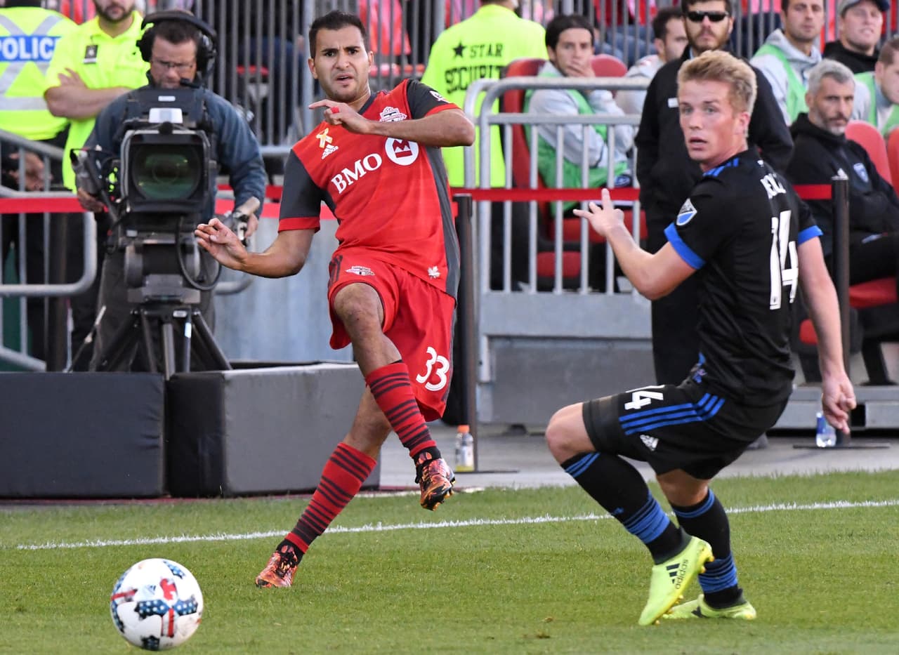 Además de ser un muy buen defensor, la polivalencia ofensiva de Steven Beitashour es una de las grandes armas ofensivas del líder Toronto FC. (USA Today Images)