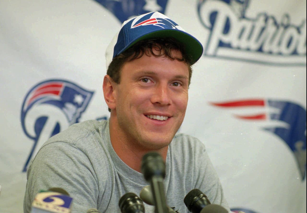 1993 DREW BLEDSOE | QB Washington State - 
<b>New England Patriots</b>
<br>
<br>El mariscal de campo novato de los New England Patriots, Drew Bledsoe fue reclutado con la primera selección global en el Draft 1993 de la NFL. Lideró a los Pats a un viaje al Super Bowl XXXI pero perdió contra los Green Bay Packers, y más tarde fue reemplazado por Tom Brady.