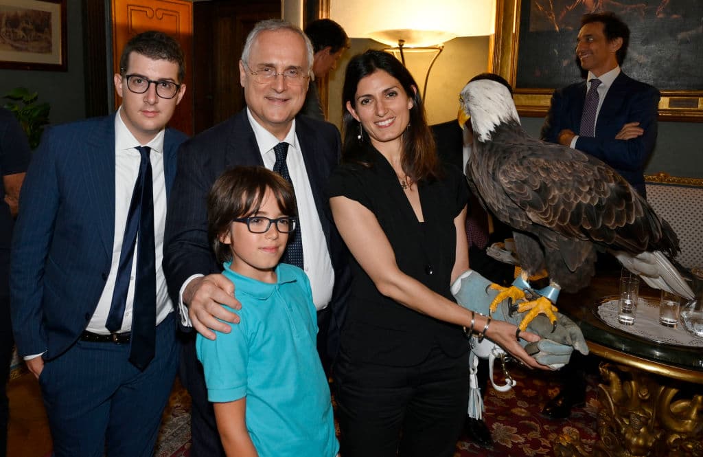 Los jugadores de la Lazio fueron recibidos en el Capitolio por la alcaldesa de la ciuda de Roma, la señora Virginia Raggi, para homenajear al equipo de la capital italiana por su éxito del pasado 15 de junio, cuando conquistaron la edición 2019 de la Coppa Italia, al vencer 2-0 al Atalanta y con lo que se clasificaron a la fase de grupos de la UEFA Europa League 2019-20. Además de la alcaldesa Raggi, estuvieron el presidente del equipo, Claudio Lotito, el técnico Simone Inzaghi, y todos los jugadores de la plantilla de las Águilas. Incluso hasta la emplumada mascota estuvo presente.
