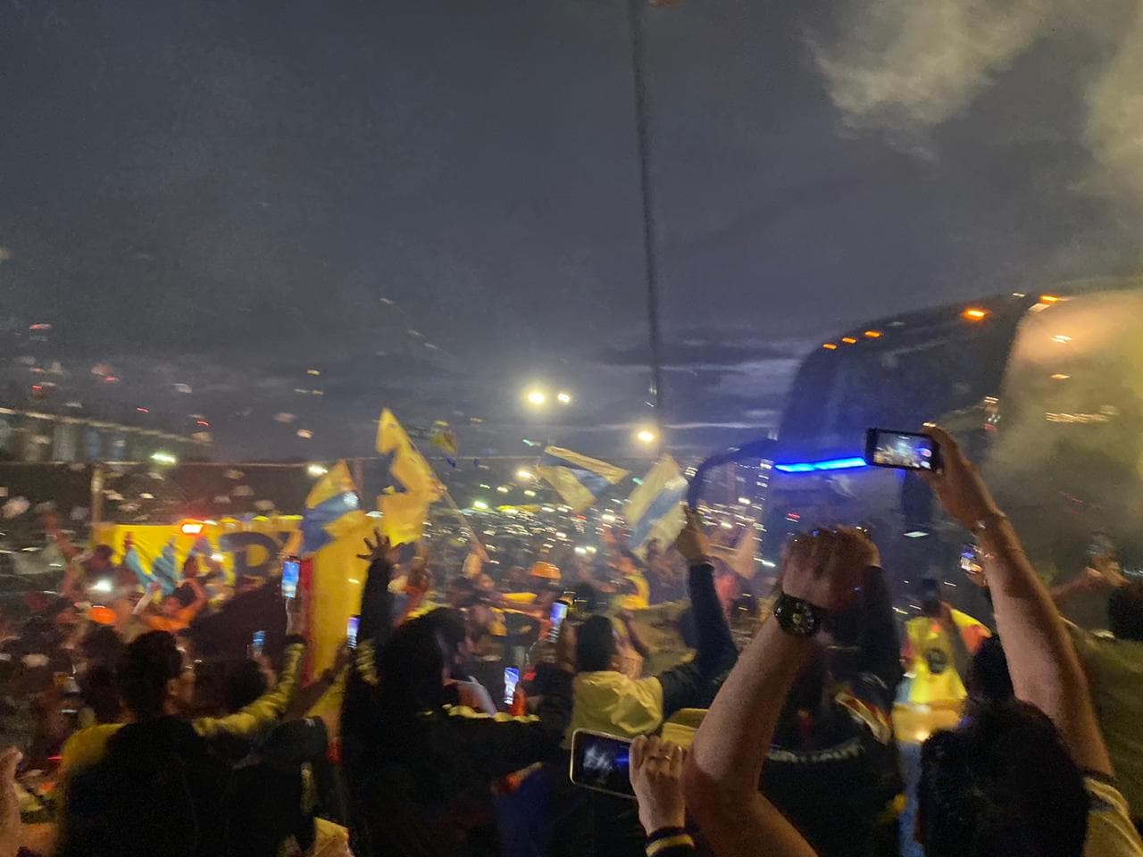 ¡Gran recibimiento al América! La afición le muestra el apoyo a su equipo con cantos, banderas y bengalas a su llegada al Estadio Azteca.