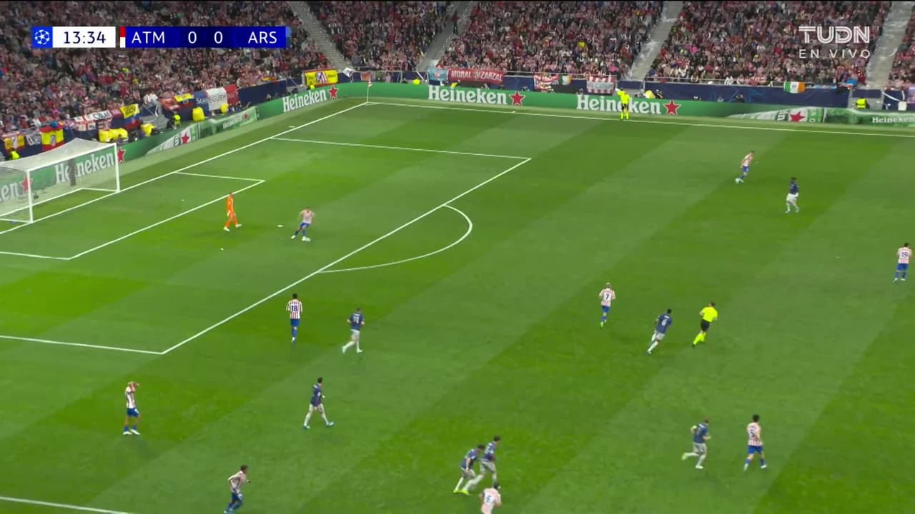 ¡TIRO ATAJADO! disparo por Julián Alvarez.