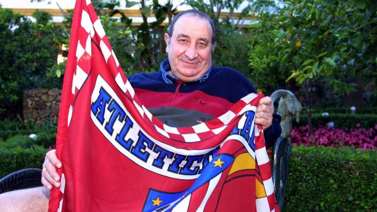 Gil era socio activo del Atlético de Madrid y cuando hubo elecciones a la presidencia, sin dudarlo se postuló y fue elegido.