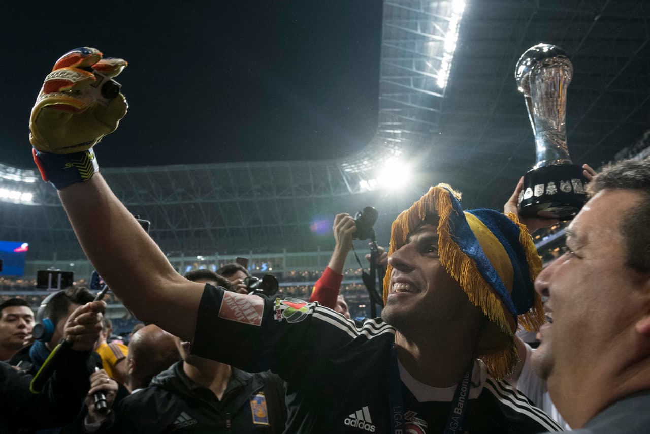 El portero argentino se vistió de manera extravagante durante los festejos de los universitarios. Además, la hizo de maestro de ceremonias en la Macroplaza.