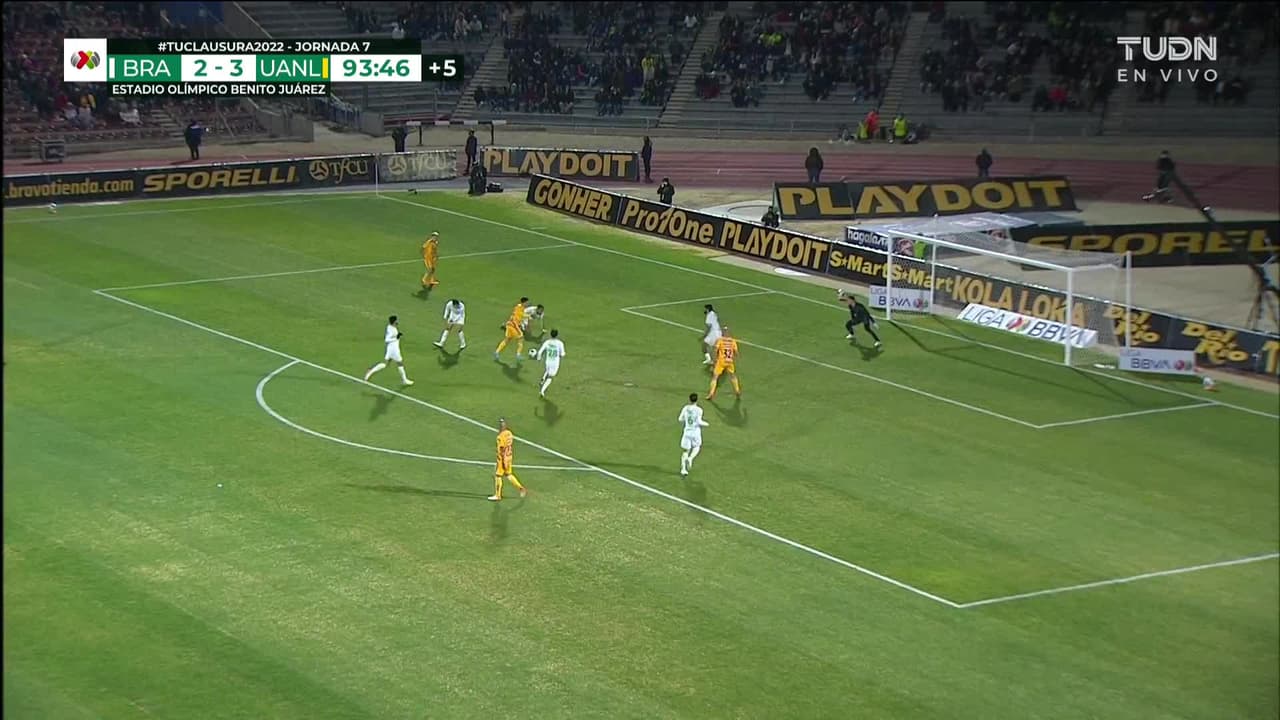 ¡TIRO ATAJADO! disparo por Sebastián Córdova.