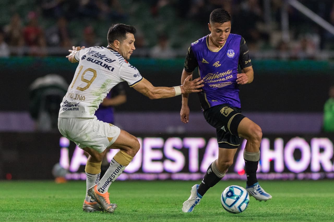 Pumas retomó el camino de la victoria en la Jornada 9 del Clausura 2023 tras venir de atrás ante Mazatlán FC con goles de Eduardo Salvio y Juan Dinenno. Los Cañoneros abrieron el marcador vía Nicolás Benedetti, pero dejaron ir la ventaja para el segundo tiempo. Pumas rompió una racha de seis jornadas sin poder ganar en la Liga MX.