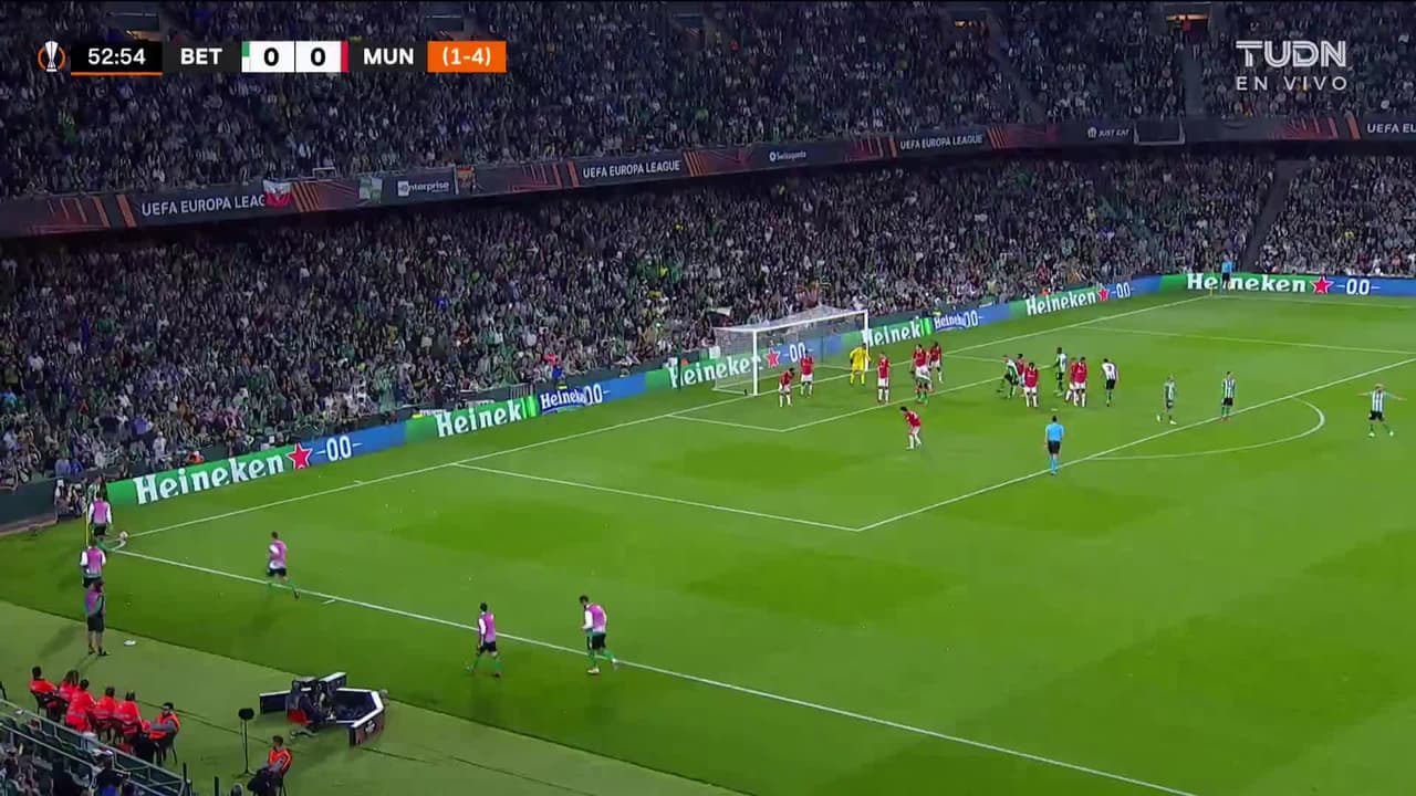 ¡TIRO ATAJADO! disparo por Ayoze Pérez.