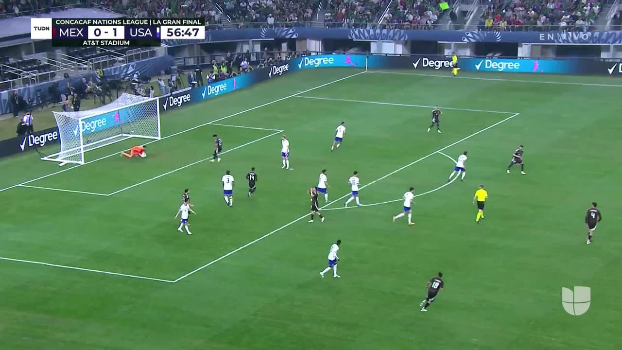 ¡TIRO ATAJADO! disparo por Hirving Lozano.