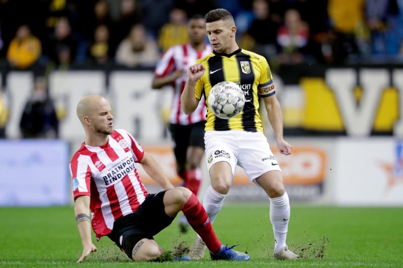 Dentro de los primeros 20 minutos no ha habido gran oportunidad de gol, el juego sólo va y viene.