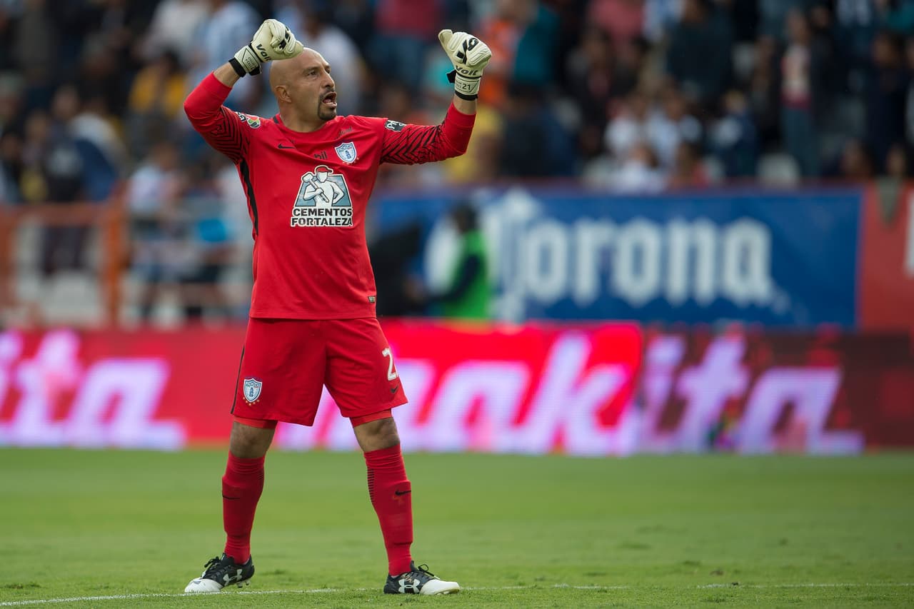 Uno de los rumores más fuertes es la salida de Óscar Pérez de Pachuca. El arquero anunció que aún no se retira y podría recalar en Cruz Azul.