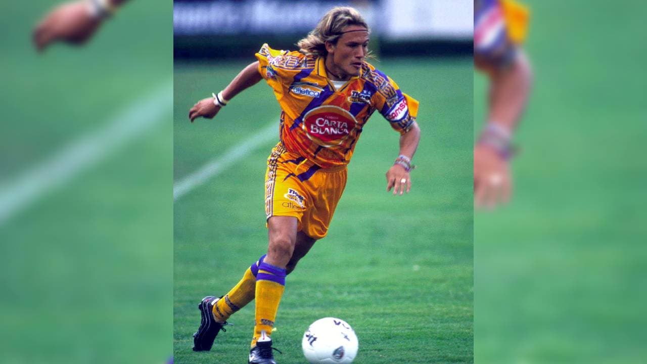 Luis Hernández | Portó nueve uniformes: Cruz Azul, Querétaro, Monterrey, Necaxa, América, Tigres, Veracruz, Chiapas y Lobos BUAP.