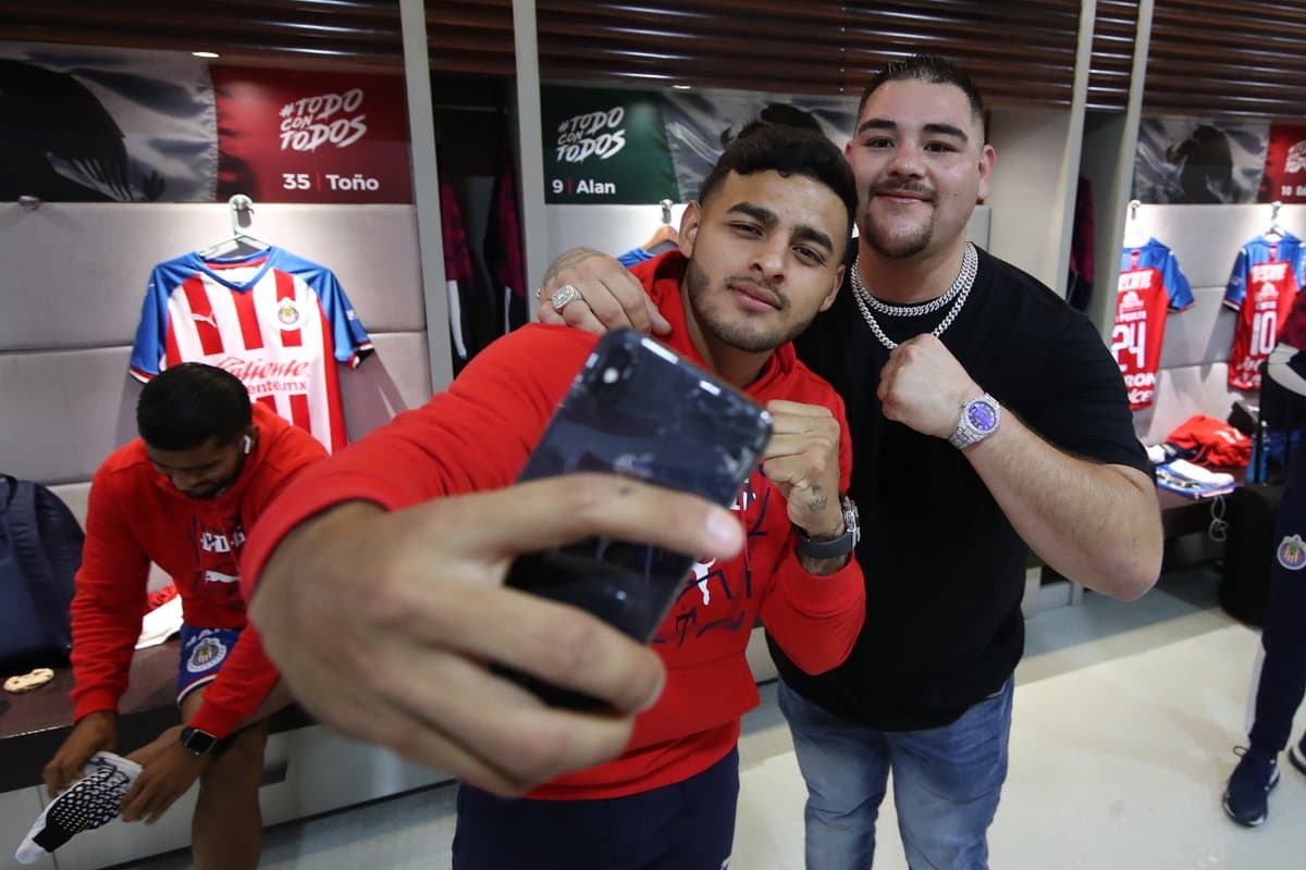 El campeon mundial de boxeo mexicano visitó a las Chivas en su vestuario previo a su encuentro frente al Pachuca.