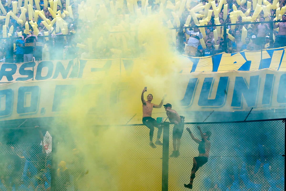 Los hinchas de Boca Juniors y River Plate viven con pasión la ida en la final de Copa Libertadores. Los xeneizes lo disfrutan en La Bombonera, mientras los 'millonarios' apoyan en el Monumental, pues no pueden ir al estadio de su rival.