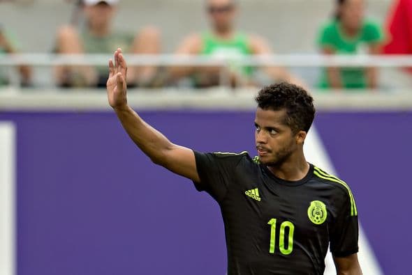 8 Giovani dos Santos tomó el mando del equipo cuando inició la segunda parte y con un gol suyo empezó la reacción mexicana. Activo todo el encuentro, empujó desde la primera parte, pero sin un mediocampo óptimo poco pudo hacer,