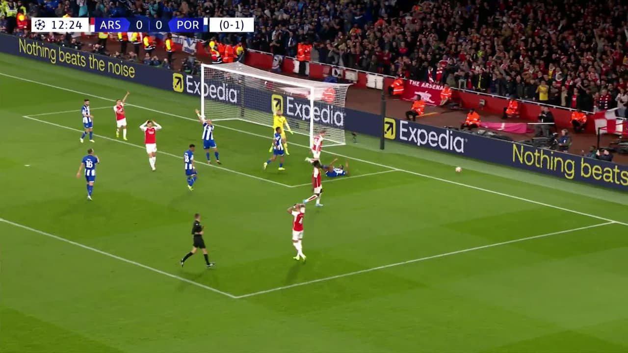 ¡TIRO ATAJADO! disparo por Bukayo Saka.