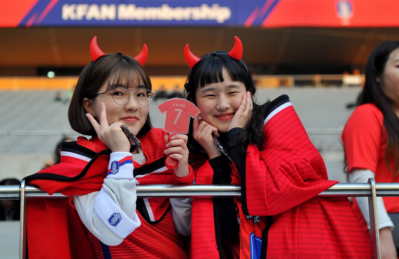 En Seúl, la selección Colombia cayó por 2-1 con la de Corea del Sur en el campo. Sin embargo, en los alrededores del Estadio Copa del Mundo y en sus tribunas la fiesta fue solo una entre los fanáticos de ambos países.