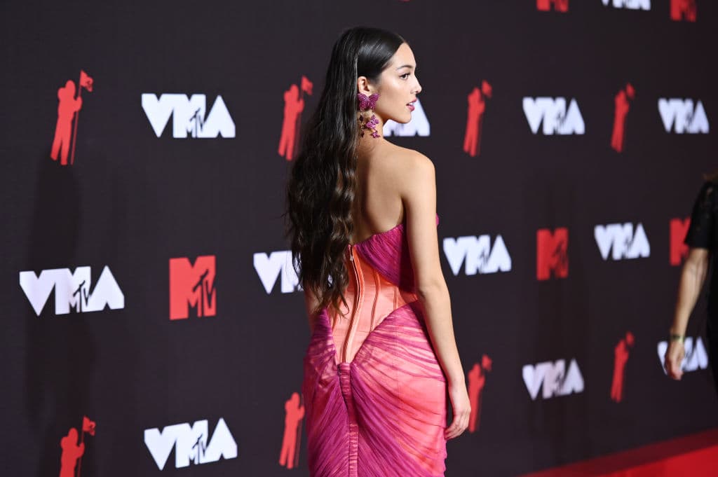 La reina adolescente parecía lista para la segunda ronda de "Sour Prom" con este vestido vintage coral de Atelier Versace envuelto en tul fucsia.